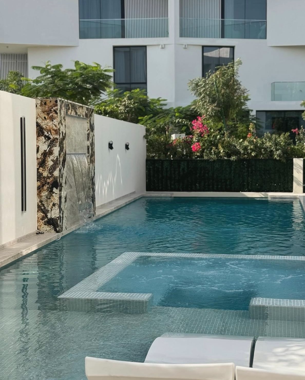 Outdoor kitchen with louvre pergola and LED lighting